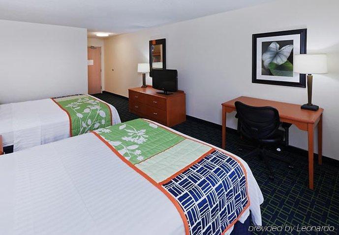 Fairfield Inn & Suites Лъбък Стая снимка