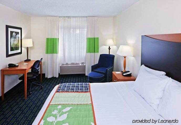 Fairfield Inn & Suites Лъбък Стая снимка