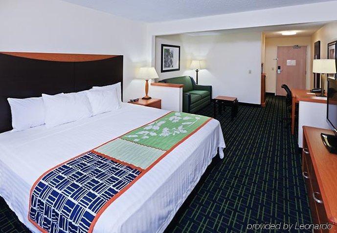 Fairfield Inn & Suites Лъбък Стая снимка