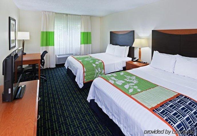 Fairfield Inn & Suites Лъбък Стая снимка