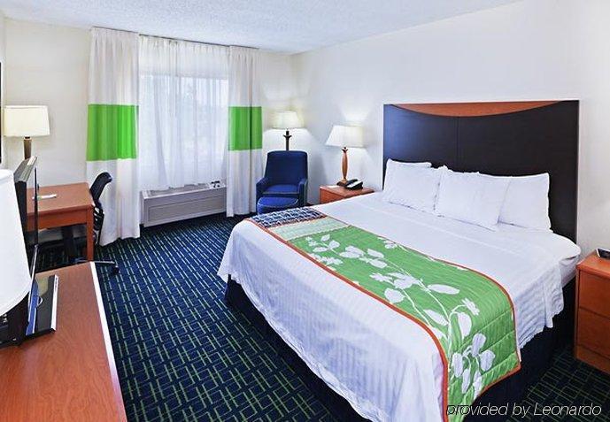 Fairfield Inn & Suites Лъбък Стая снимка